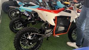 Son las pit bikes eléctricas el futuro del motociclismo urbano